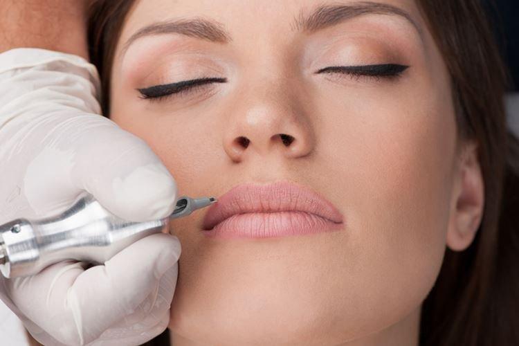 Étapes du maquillage permanent des lèvres