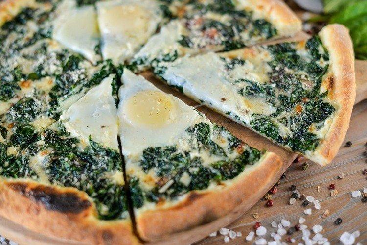 Pizza sur pâte à la crème sure aux épinards - Recette de pizza au four à la maison