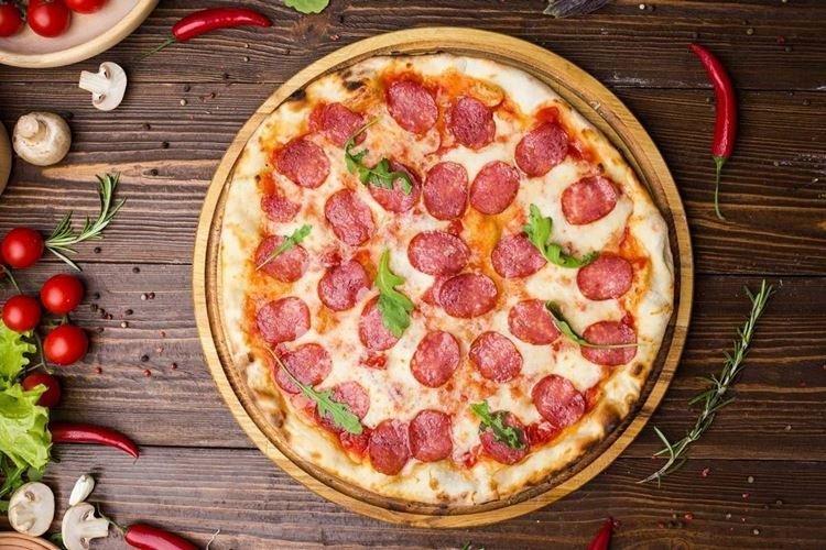 Pizza au salami - Recette de pizza au four à la maison