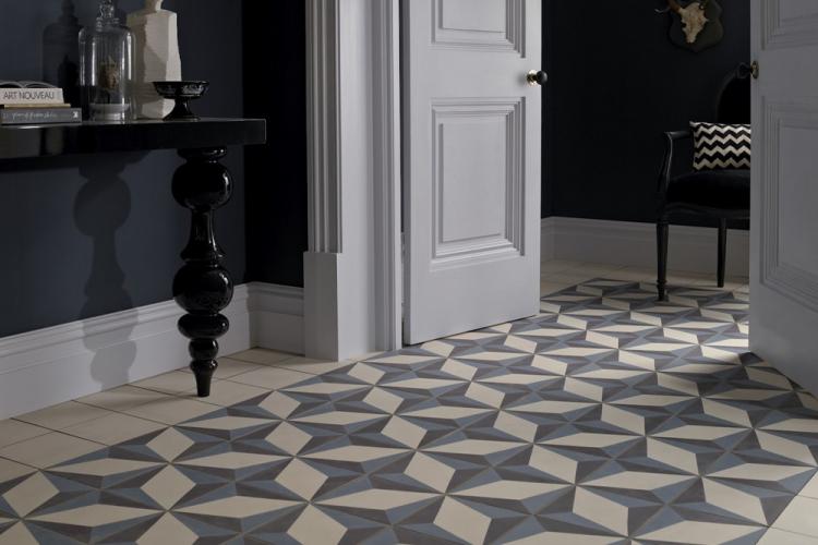 Carrelage dans le couloir - photo