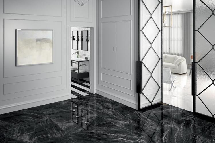 Carrelage dans le couloir - photo