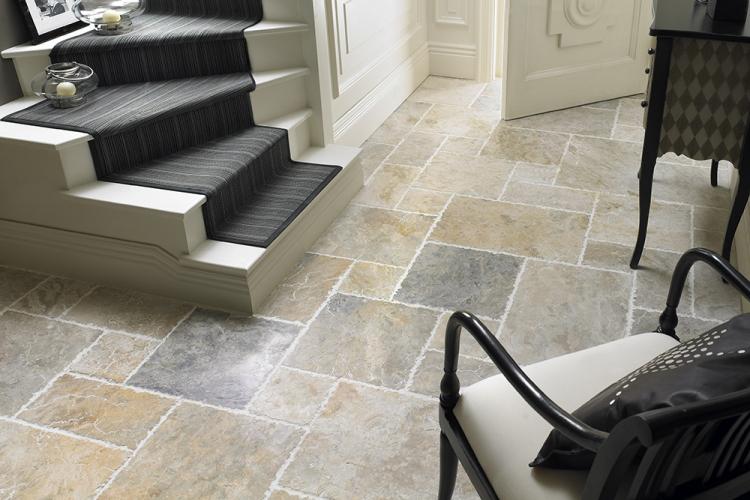 Carrelage dans le couloir - photo