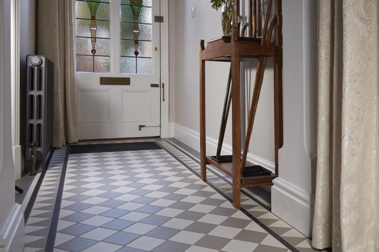 Carrelage dans le couloir - photo