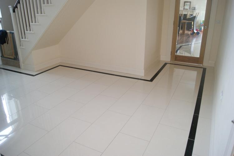 Carrelage dans le couloir - photo