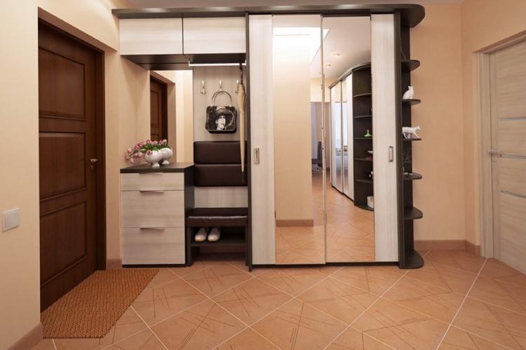 Carrelage dans le couloir - photo