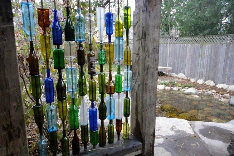 Cloisons en bouteilles de verre - Artisanat pour une résidence d'été et un jardin de vos propres mains