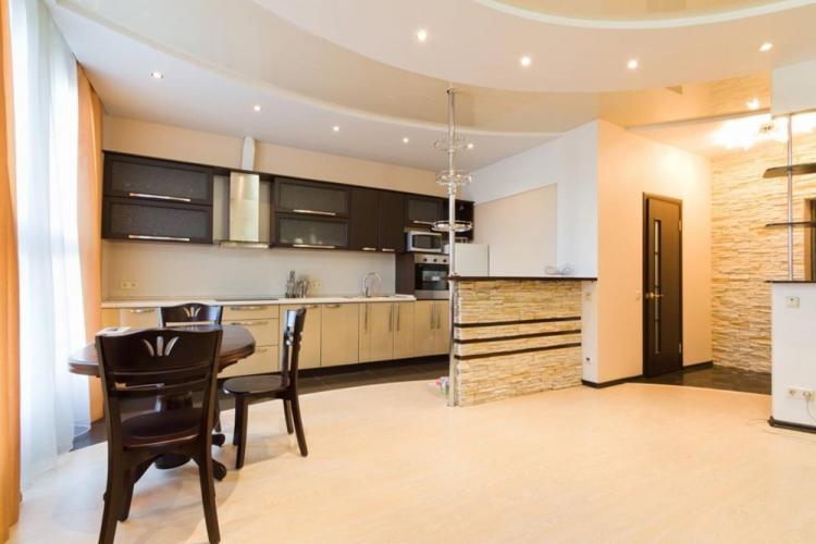 Faux plafond dans la cuisine - photo