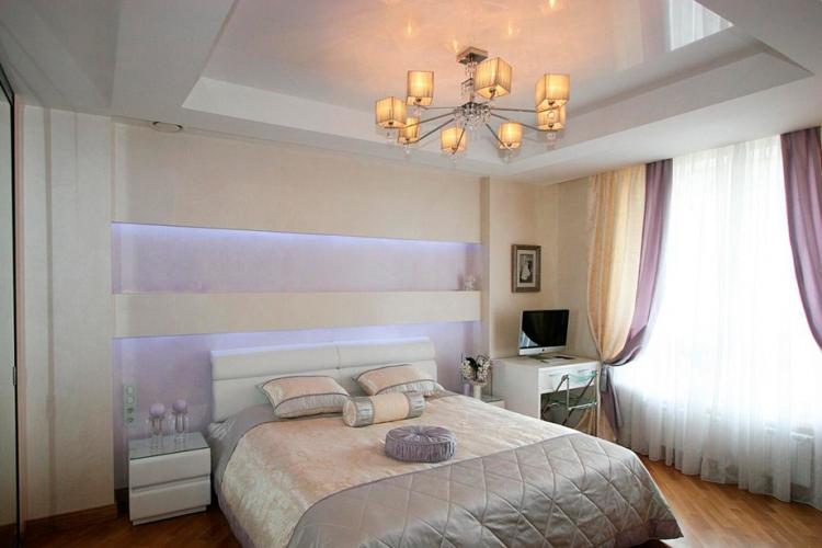 Faux plafond dans la chambre - photo