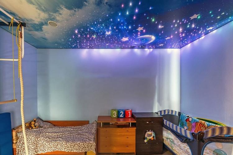 Plafond suspendu dans une chambre d'enfants - photo