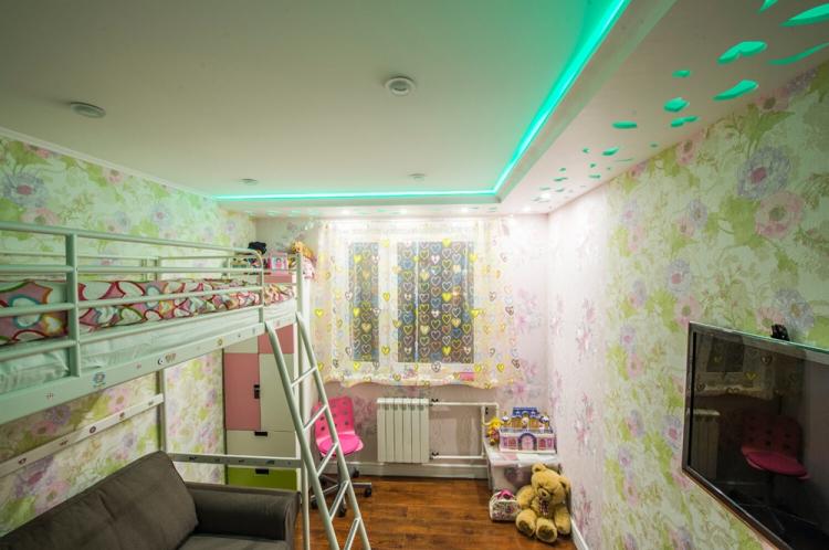 Plafond suspendu dans une chambre d'enfants - photo