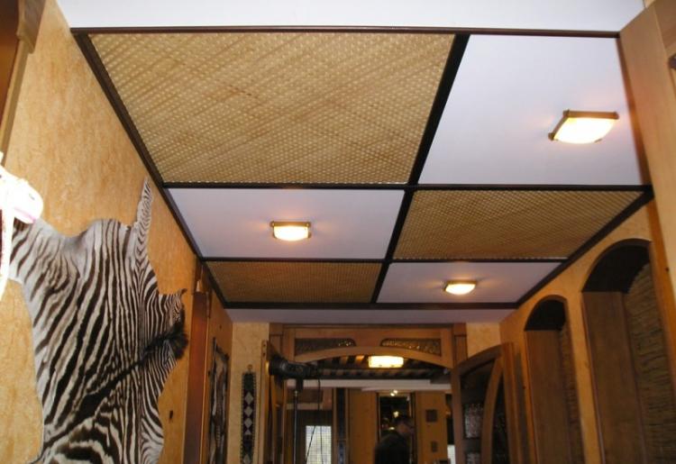 Faux plafond dans le couloir - photo