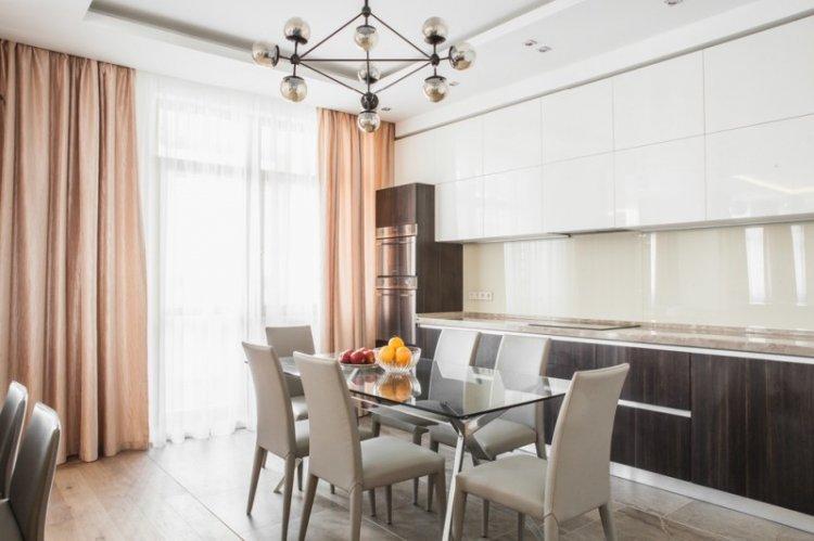 Plafonds en plaques de plâtre duplex dans la cuisine