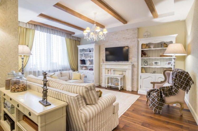 Plafonds en plaques de plâtre duplex dans le hall (salon)