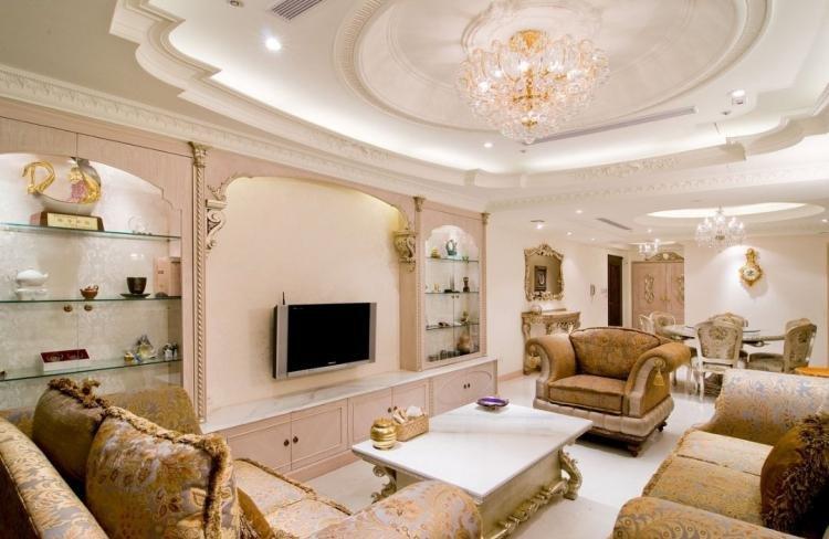 Plafonds en plaques de plâtre éclairés dans le hall (salon)