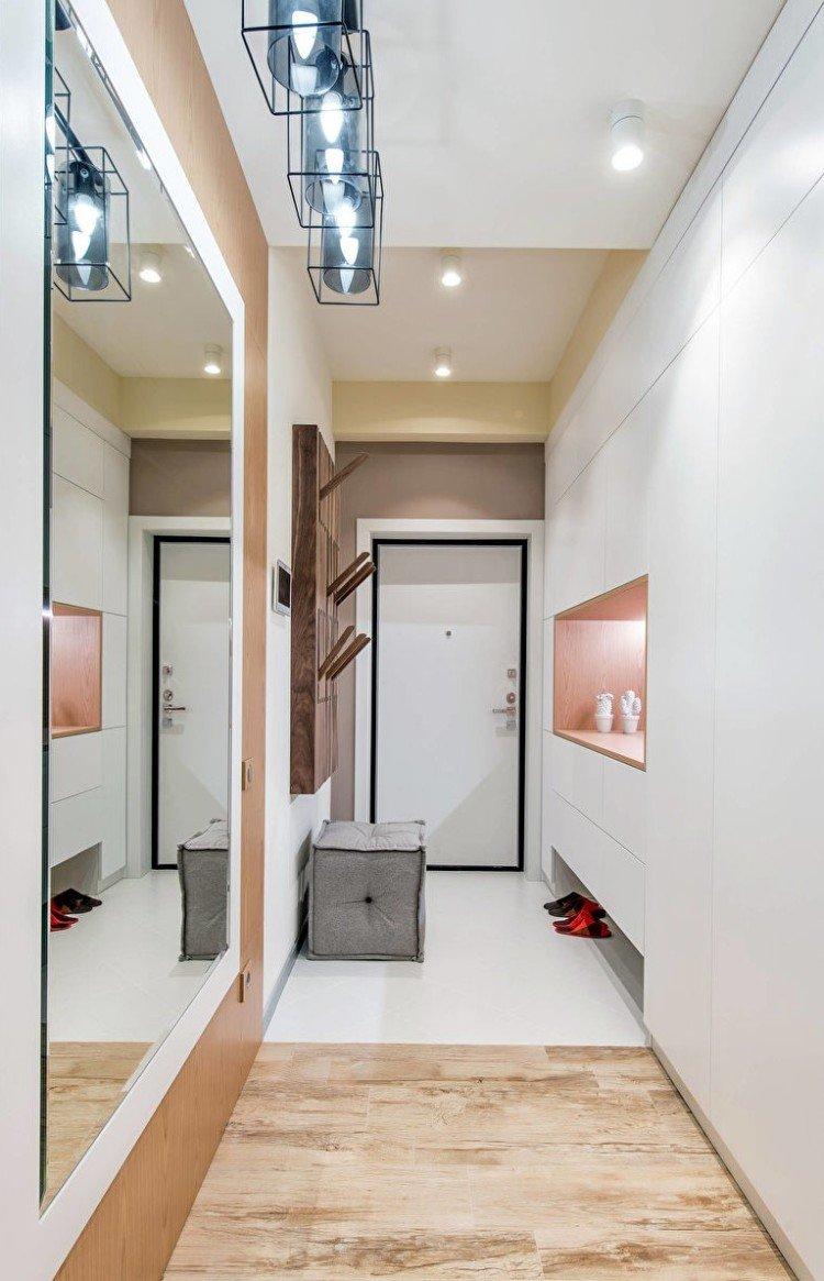 Plafonds en plaques de plâtre éclairés dans le couloir