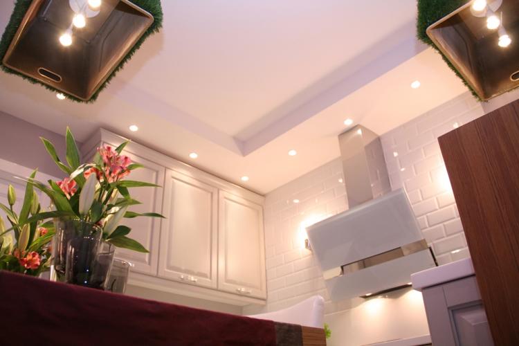 Plafond en plaques de plâtre dans la cuisine - idées de design photo