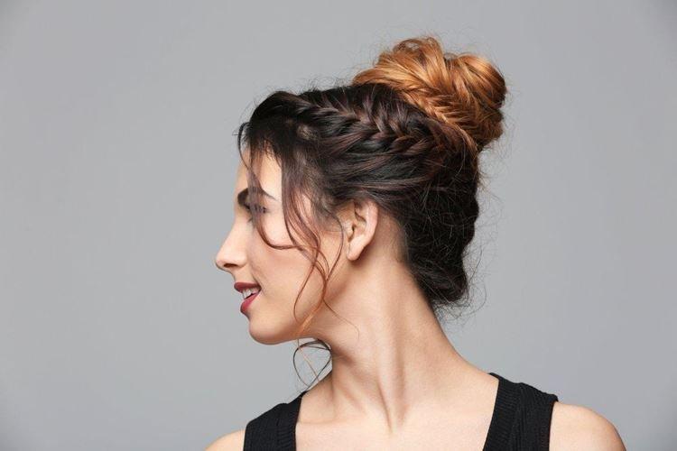 Chignon haut avec épillet - Coiffures pour cheveux longs pour tous les jours
