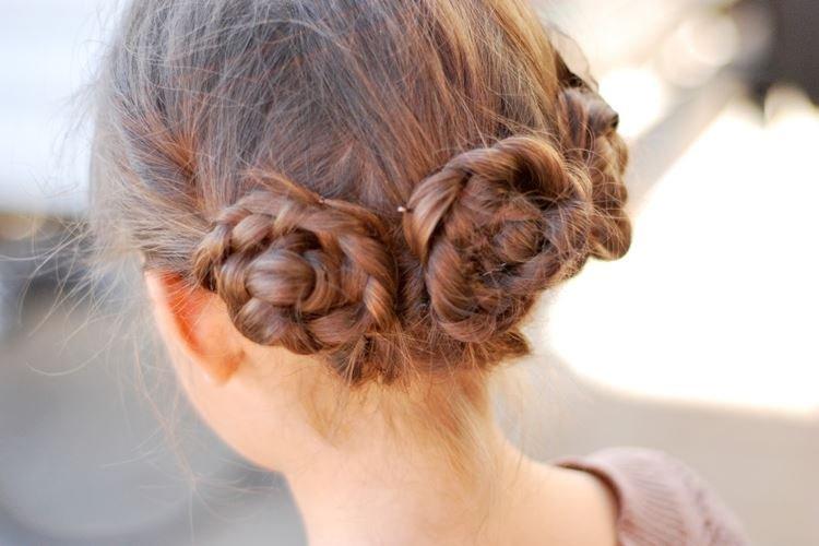Petits pains en queue de cochon - Styles de cheveux moyens pour les filles