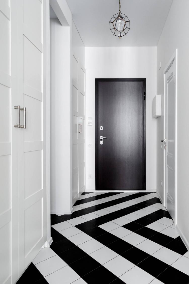Couloir blanc dans un style classique - Design d'intérieur
