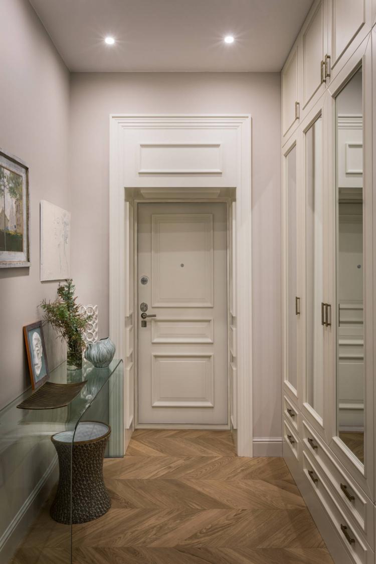 Couloir rose dans un style classique - Design d'intérieur