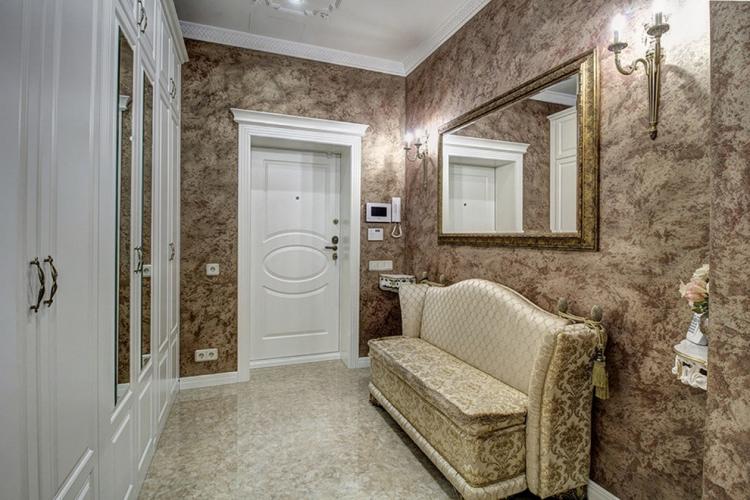 Conception de couloir dans un style classique - photos d'intérieurs réels