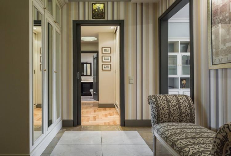 Conception de couloir dans un style classique - photos d'intérieurs réels