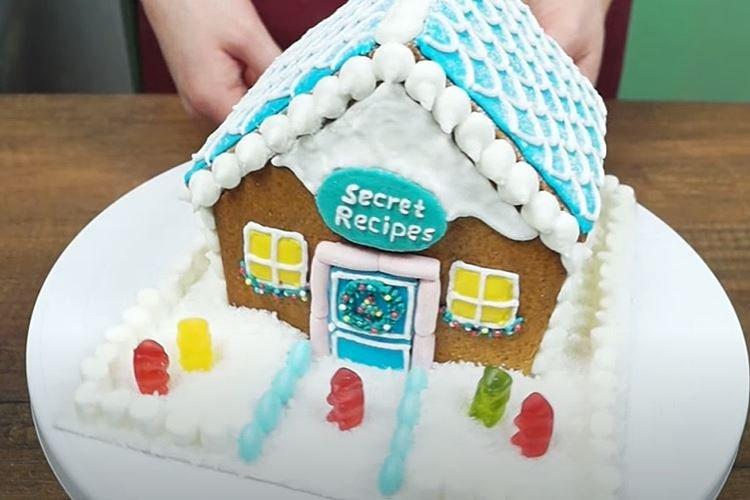 Maison en pain d'épice DIY avec glaçage protéiné en poudre - recette étape par étape avec photo