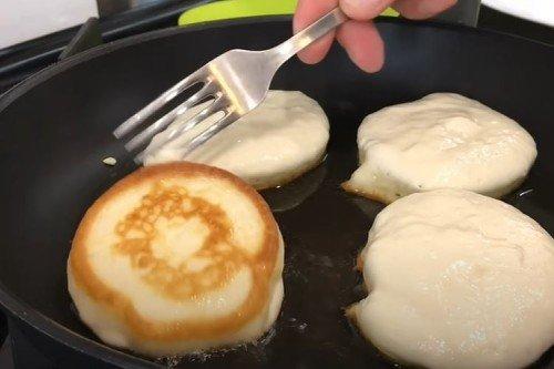 Crêpes au kéfir sans œufs - une recette étape par étape