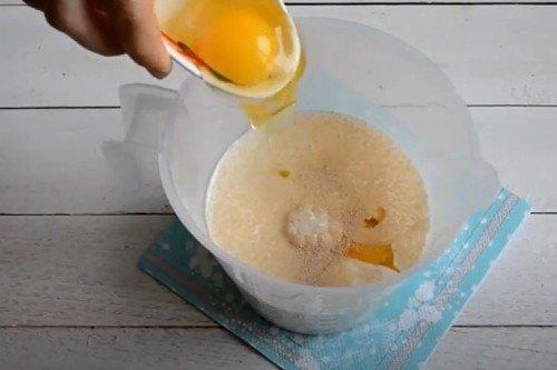 Crêpes luxuriantes au kéfir et à la levure - une recette étape par étape