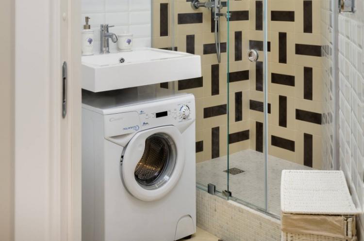 Évier au-dessus de la machine à laver - photo