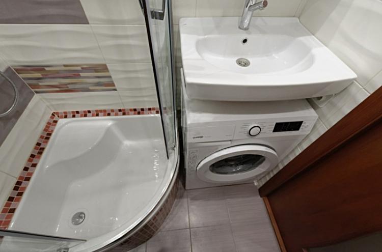 Évier au-dessus de la machine à laver - photo