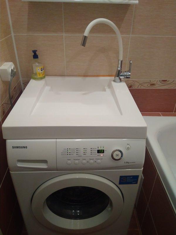 Évier au-dessus de la machine à laver - photo