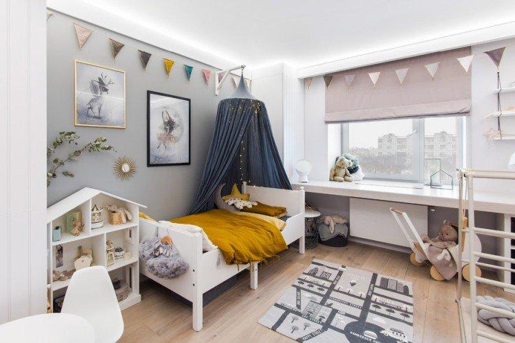 Stores romains dans la chambre des enfants - photo de design d'intérieur