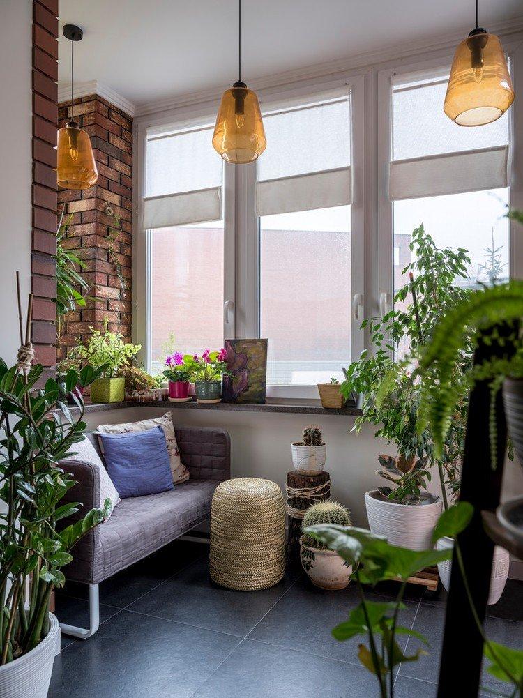 Stores romains sur un balcon ou une loggia - photo design d'intérieur