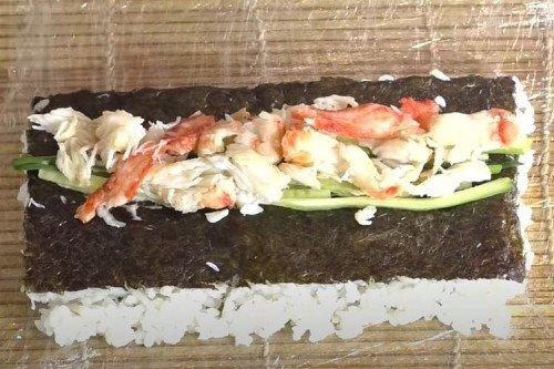 Roll California au crabe à la maison - une recette étape par étape