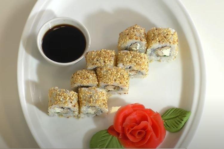 Rouleau au poulet et sésame à la maison - recette étape par étape avec photo