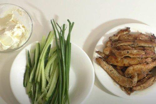 Rouleau au poulet et graines de sésame à la maison - une recette étape par étape