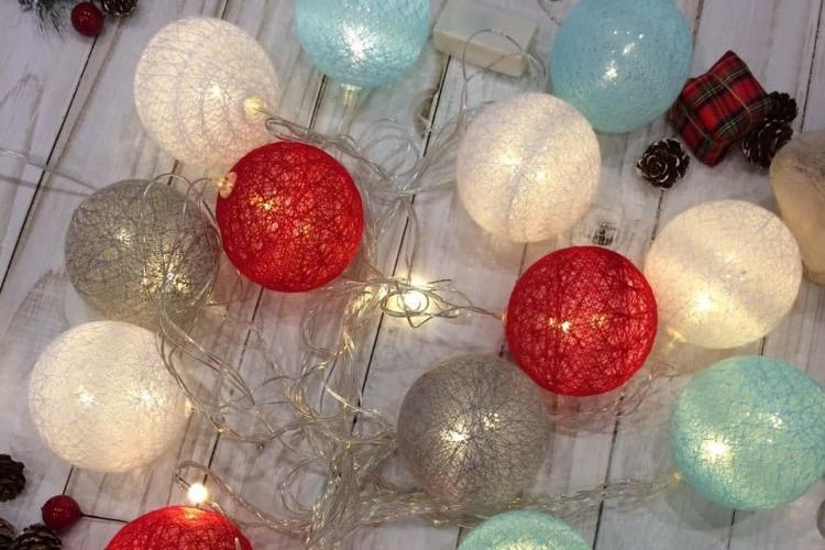 Guirlande avec pelotes de fil - Broderie pour la maison