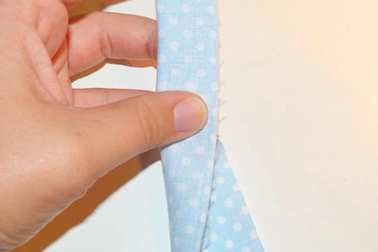 Oreillers avec boutons sur les chaises - Artisanat pour la maison