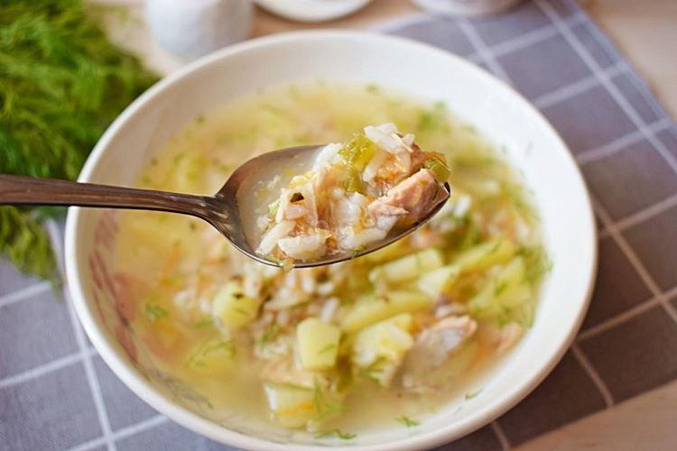 Soupe de poisson saumon rose en conserve avec riz - recettes