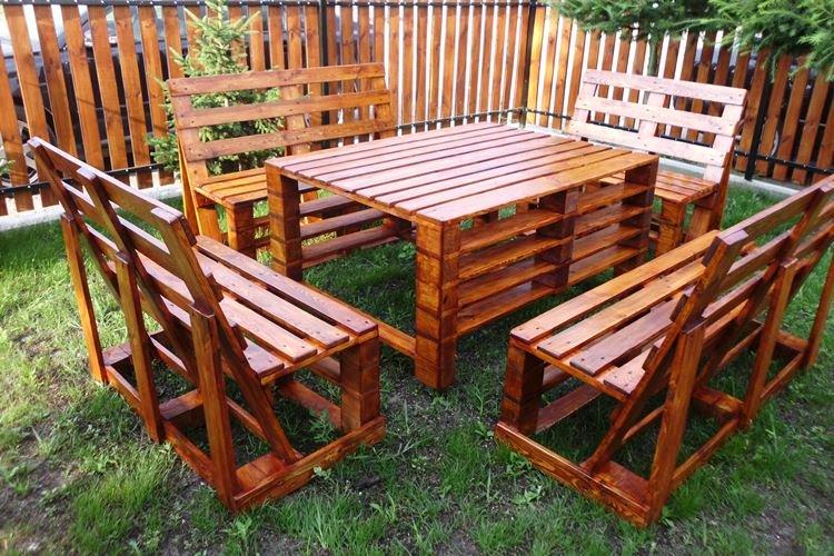 Table de jardin - Mobilier de jardin en palettes pour une résidence d'été photo