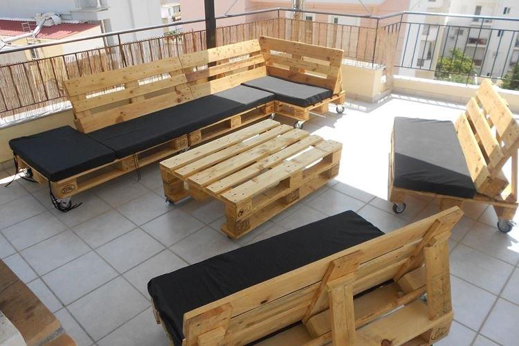 Table de jardin - Mobilier de jardin en palettes pour une résidence d'été photo