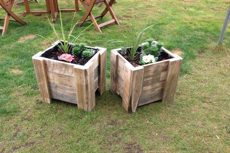 Stand pour fleurs - Mobilier de jardin en palettes pour donner une photo