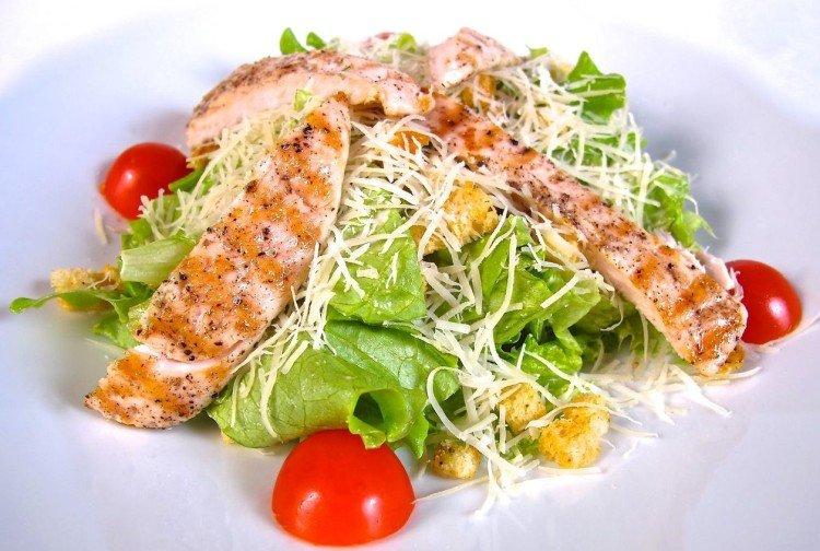 Salade César au poulet frit - Recettes