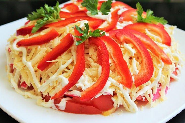 Salade de la mer rouge aux bâtonnets de crabe et croûtons - recettes