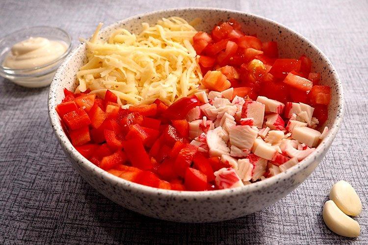 Salade de la mer rouge aux bâtonnets de crabe et crevettes - recettes
