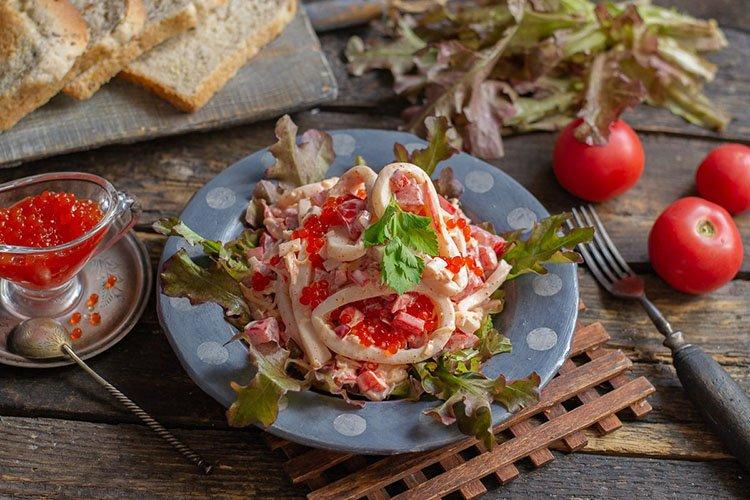 Salade piquante de la mer Rouge aux bâtonnets de crabe - recettes
