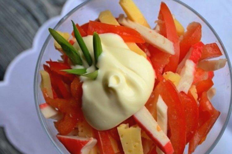 Salade de la mer rouge aux bâtonnets de crabe et ananas - recettes
