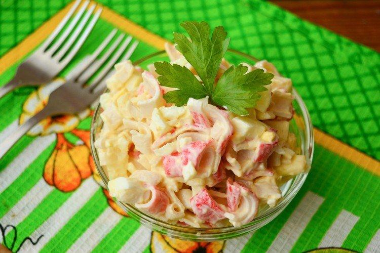 Salade aux bâtonnets de crabe, chou et fromage à la crème - recettes