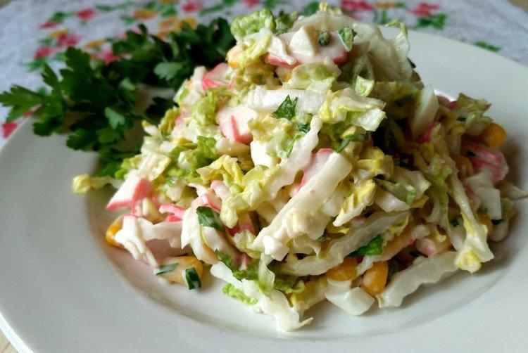 Salade aux bâtonnets de crabe, chou et oignons verts - recettes